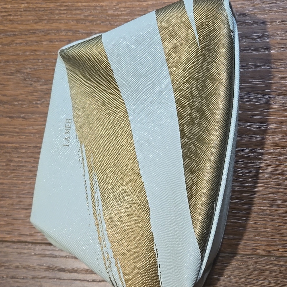 NWOT LA MER MAKE UP POUCH.  #7814